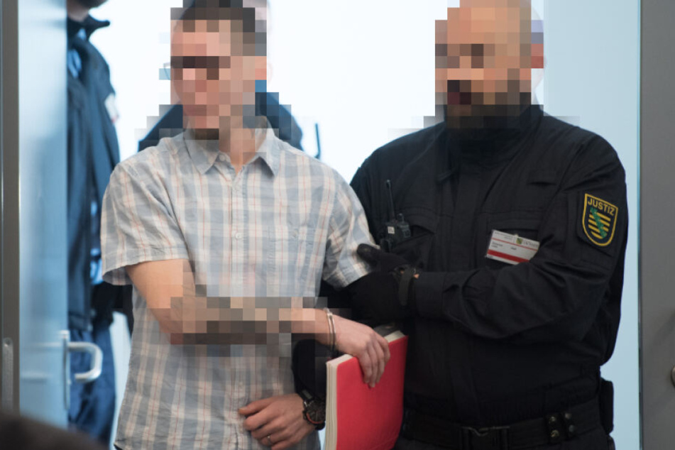Ein weiterer Angeklagter im Prozess wird in den Verhandlungssaal geführt.