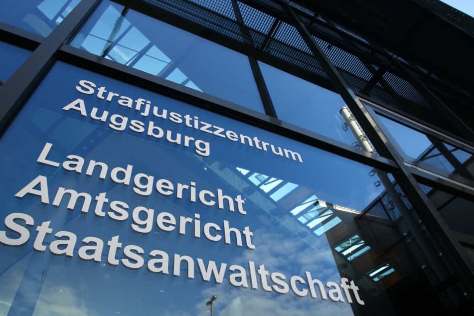 Kommt die Angeklagte glimpflich davon? Die Parteien vor dem Amtsgericht Augsburg wollen sich auf ein Strafmaß verständigen.
