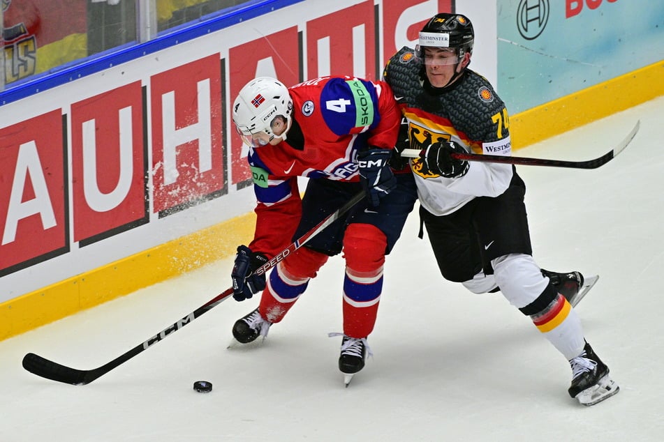 Da war das Eis noch in Ordnung: Deutschlands Justin Schütz (24, r.) und Norwegens Johannes Johannesen (28) kämpfen im dritten WM-Vorrundenspiel um den Puck.