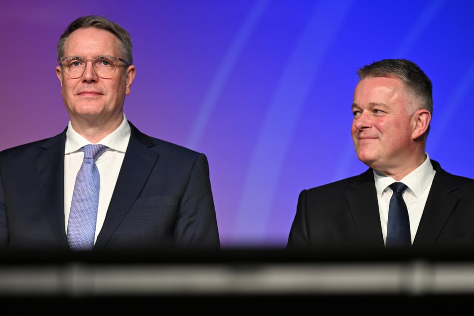 Die Partei von Gordon Schnieder (CDU, r.) hat die Nase laut den ersten Prognosen vorn.