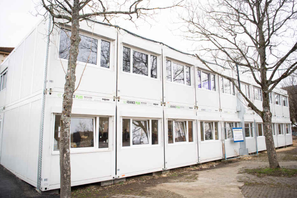 Auf dem Schulhof steht ein Containercomplex mit Klassenräumen, weil ein Teil des Schulgebäudes wegen Einsturzgefahr gesperrt wurde.