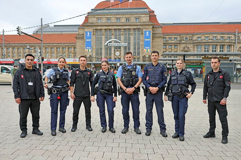 Die drei türkischen (l., 3.v.l. und r.) Polizisten und der österreichische Kollege (3.v.r.) neben deutschen Bundespolizisten.
