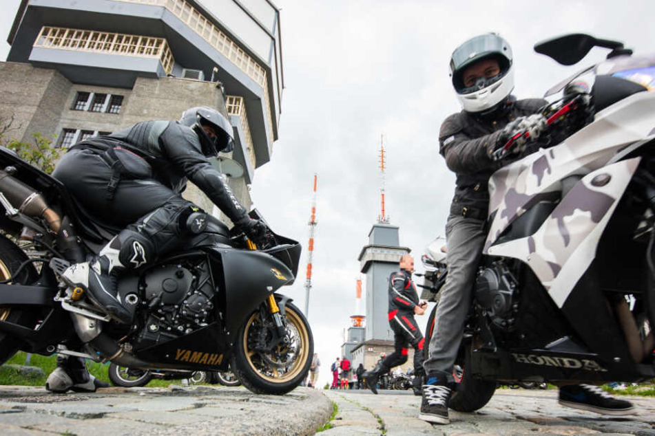 Zwei Motorradfahrer stehen im Juni 2019 mit ihren Maschinen auf dem Feldberg-Plateau.