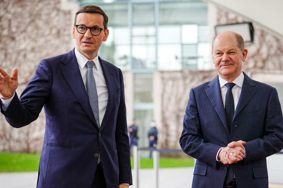 Der polnische Ministerpräsident Mateusz Morawiecki (53, l.) hat Olaf Scholz (63, SPD) zu einem Kiew-Besuch aufgefordert.