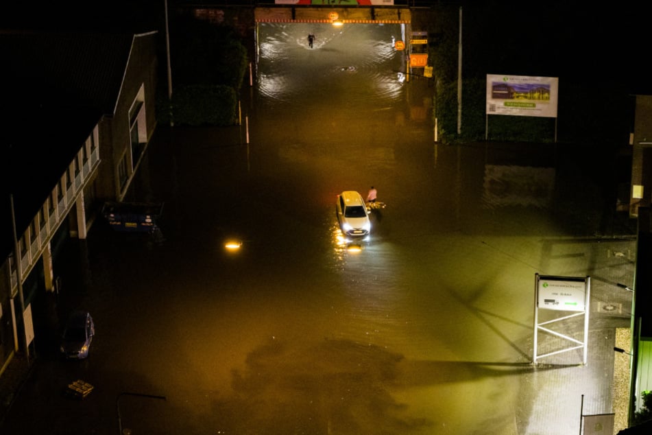 Für manche Autos war der Weg durch die Wassermassen zwischenzeitlich eine echte Herausforderung.
