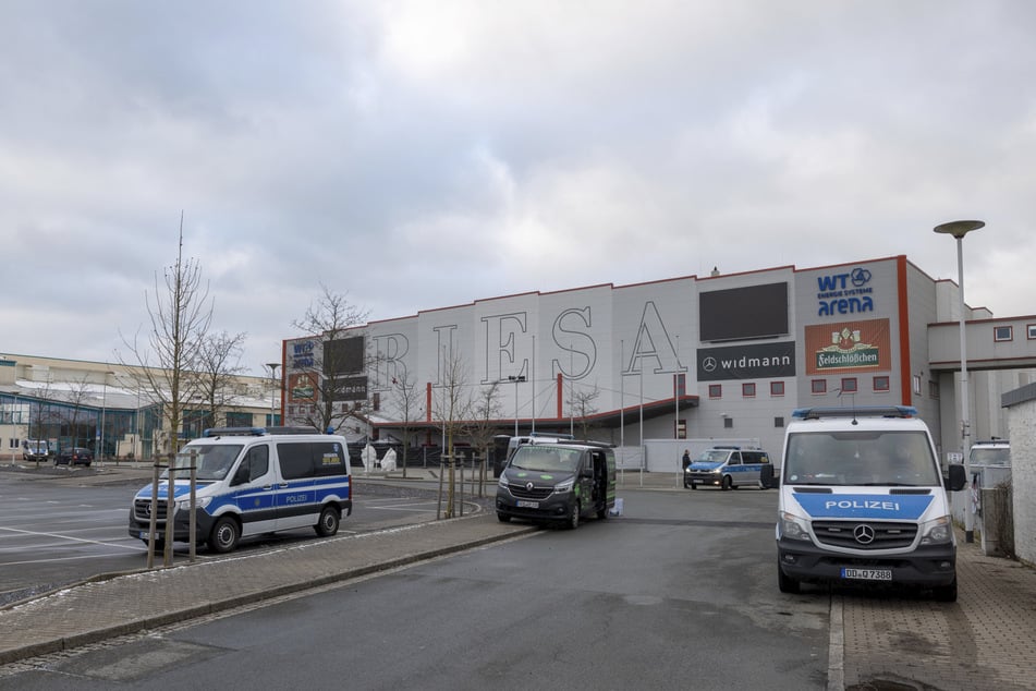 Vor der Riesaer Arena ist am heutigen Sonntag nicht viel los. Nur einige Polizeiautos haben Stellung bezogen.