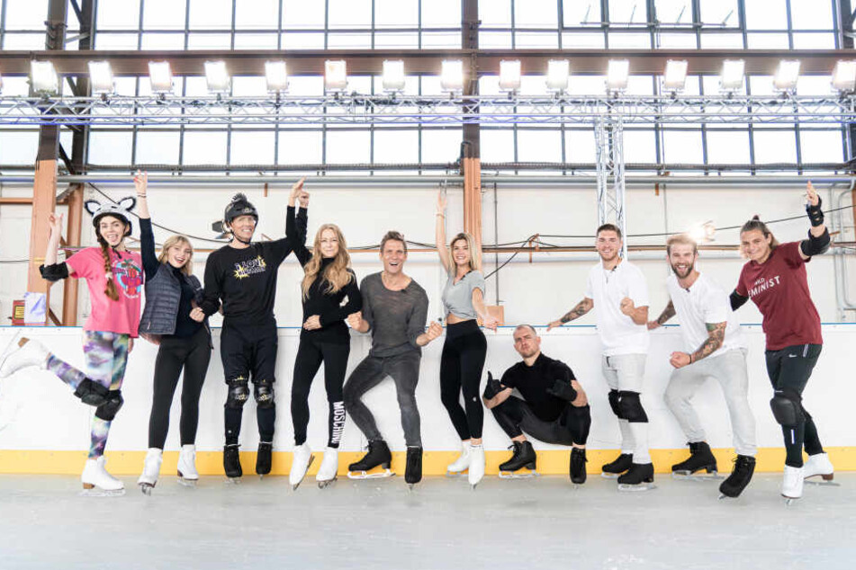 Peer Kusmagk (44, 5.v.l.) steht derzeit für die Sat.1-Show "Dancing on Ice" auf dem Eis.