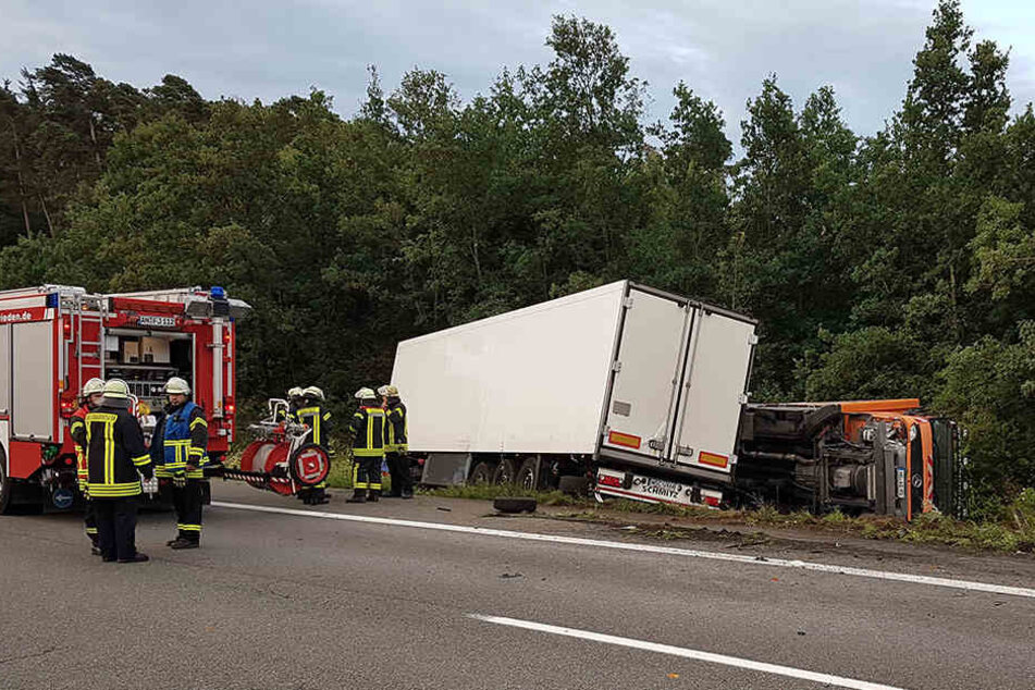 Der Lkw raste mit voller Geschwindigkeit in eine Baustelle.