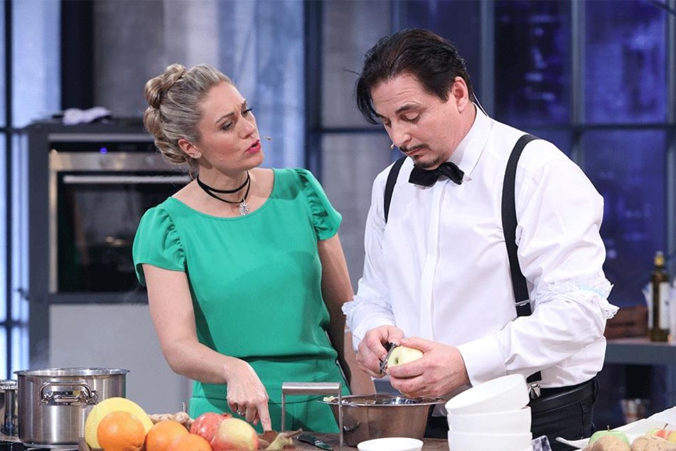 Für den Nachtisch schält Brautmodenprofi Uwe Herrmann (55) Äpfel. "Grill den Profi"-Moderatorin Ruth Moschner (42) schaut ihm genau auf die Finger.