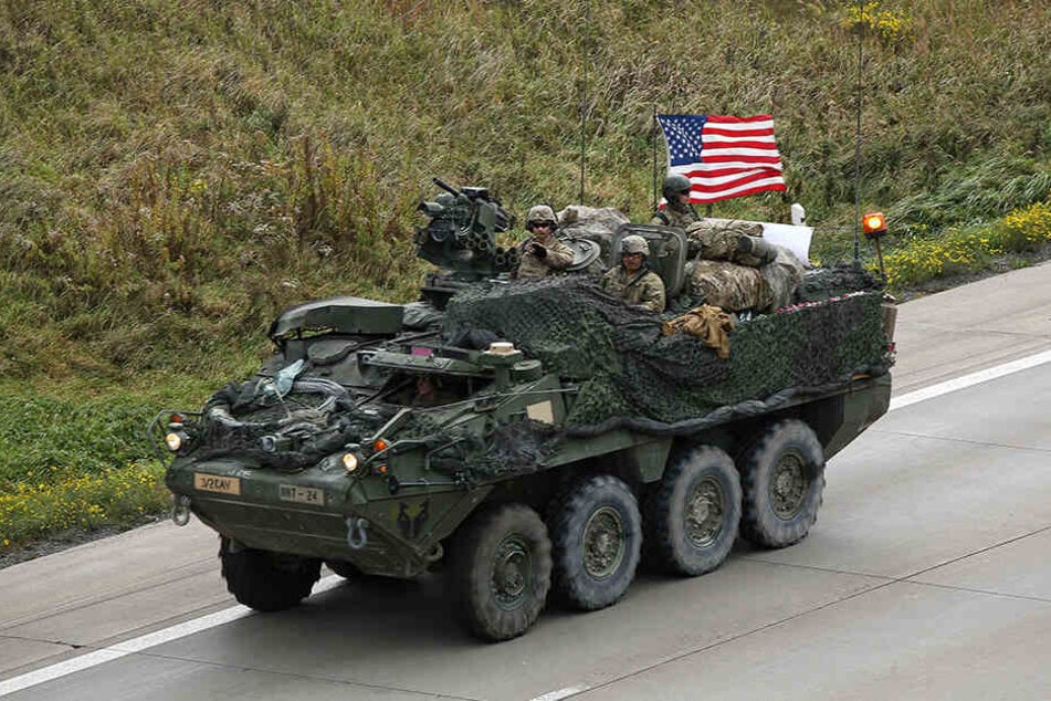 Militärkonvois der US-Armee fahren durch Sachsen nach Polen.
