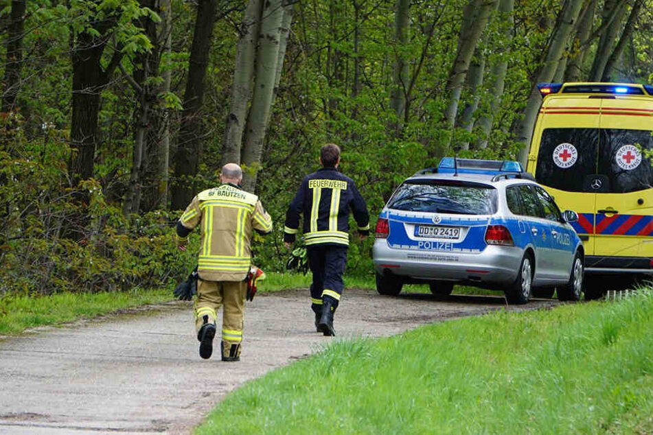 Feuerwehrleute sind am Gründonnerstag auf dem Weg zum Vorstau des Bautzener Stausees, wo ein Mädchen (3) regungslos im Wasser trieb.