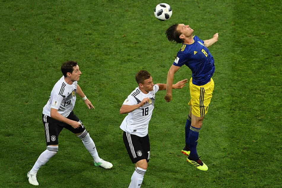 Schwedens Albin Ekdal (r.) gewinnt das Kopfballduell gegen den kleinen DFB-Rechtsverteidiger Joshua Kimmich (M.). Sebastian Rudy (l.) schaut staunend zu.