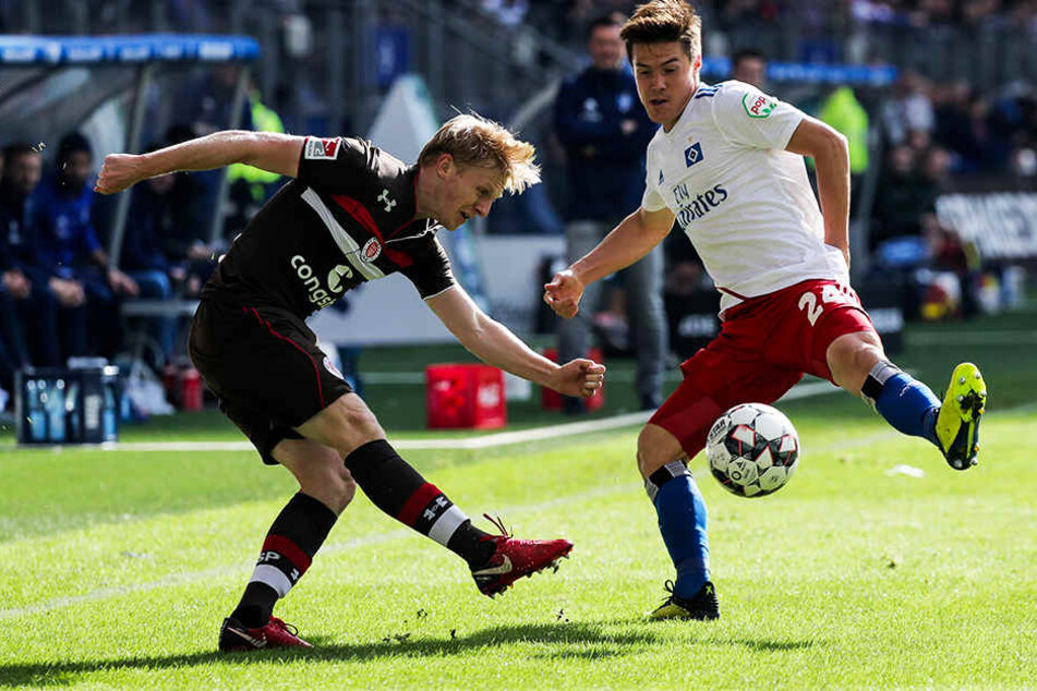 St. Paulis Mats Möller Daehli (l.) klärt den Ball vor HSV-Akteur Gotoku Sakai (r.).