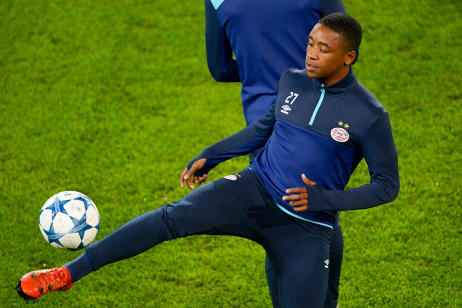 Steven Bergwijn von der PSV Eindhoven soll auf der Wunschliste des FC Bayern München mittlerweile weit nach oben gerückt sein.
