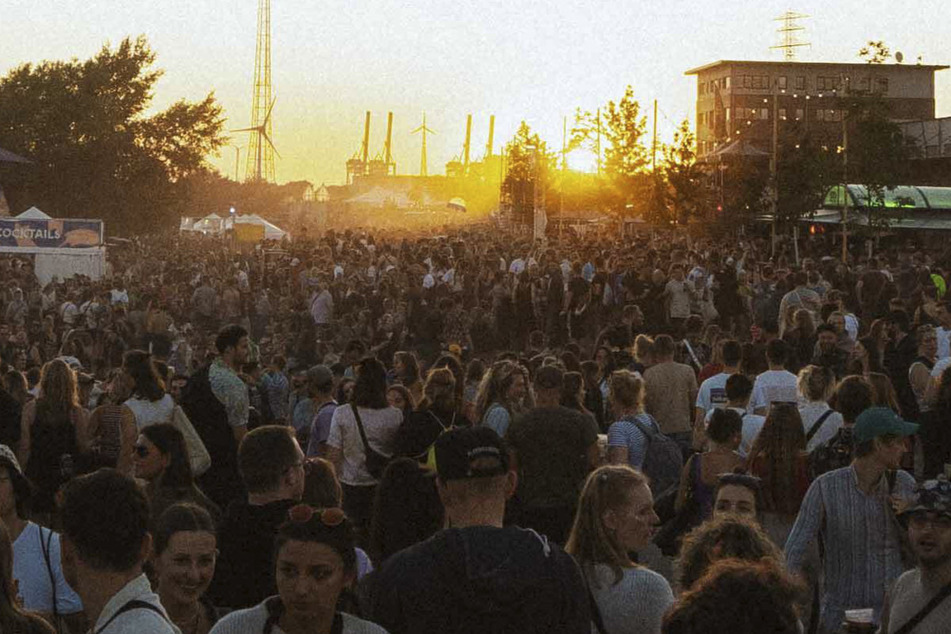 Festivalbesucher drängen sich auf dem Gelände des Musik- und Kunst-Festivals "MS Dockville" im Hamburger Stadtteil Wilhelmsburg.