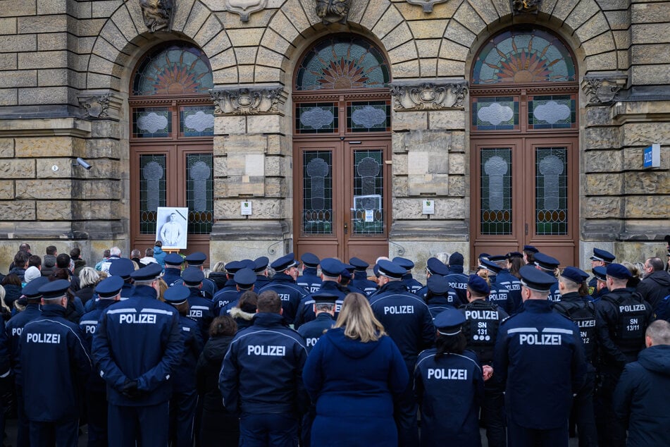 Vor dem Gebäude der Polizeidirektion in Dresden versammelten sich um 11.24 Uhr zahlreiche Beamte.