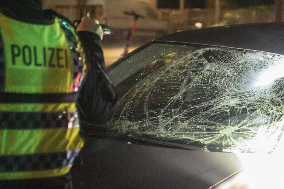 Lebensgefahr! Mann geht bei roter Ampel über Straße und wird von Auto erfasst