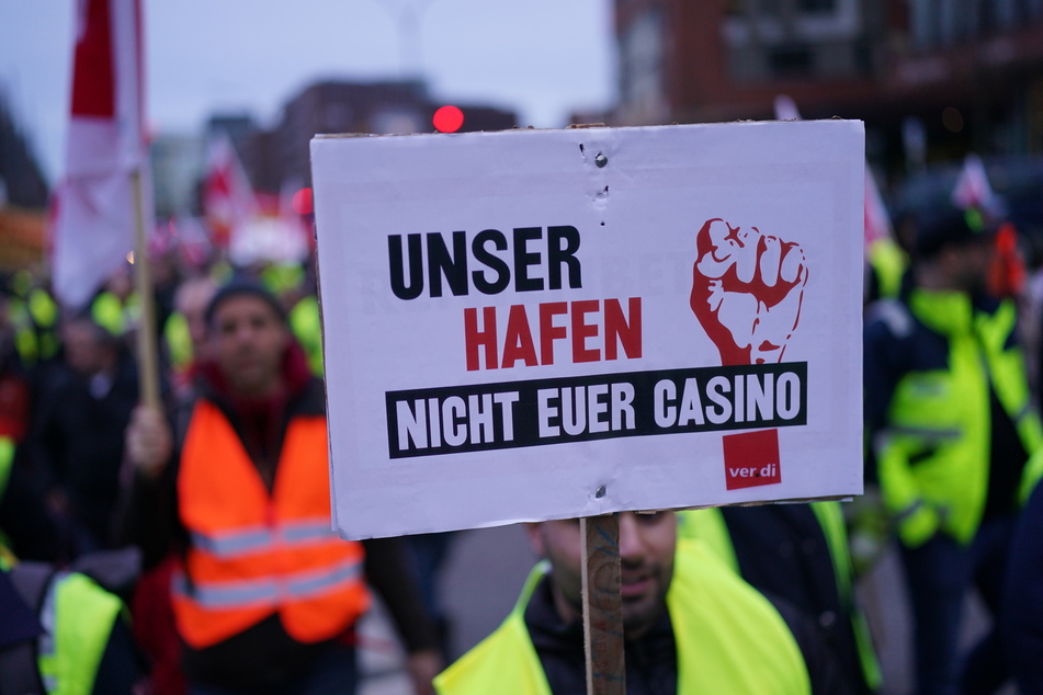 Die Gewerkschaft Verdi und Hafenarbeiter sind strikt gegen den Deal, gingen mehrfach auf die Straße.