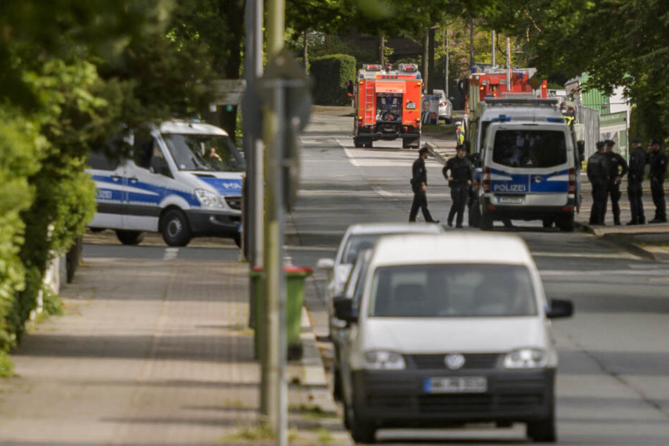 Polizisten informieren Anwohner über den Fund einer Weltkriegsbombe in einem Wohngebiet im Hamburger Stadtteil Heimfeld.