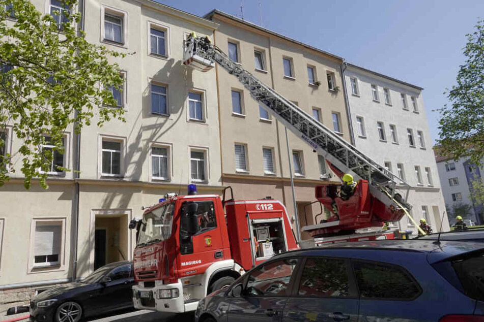 Für den Feuerwehreinsatz mussten die Kantstraße und die Bernhardstraße gesperrt werden.