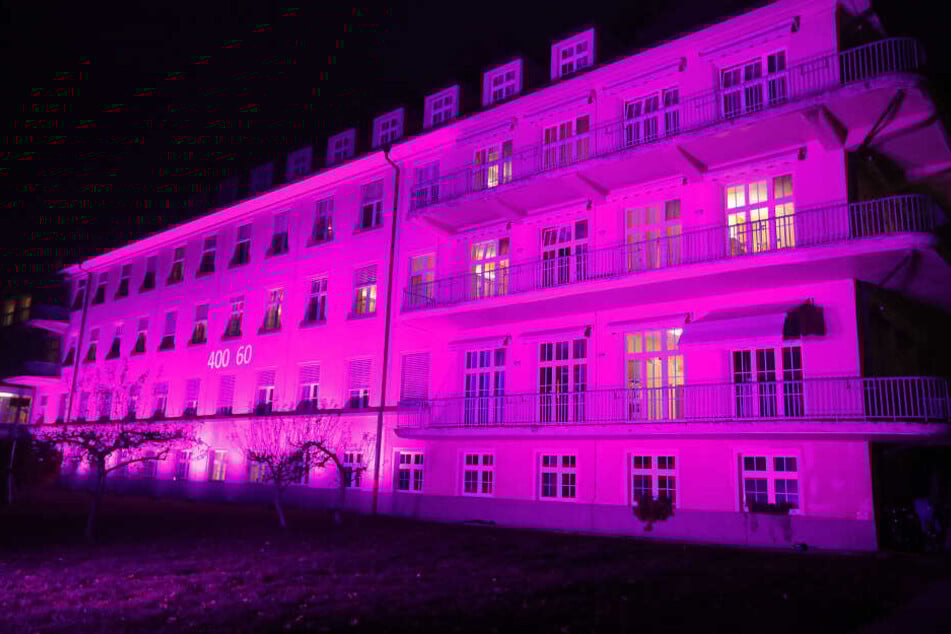 Die Frauenklinik in Chemnitz erstrahlte am Sonntag in pink.