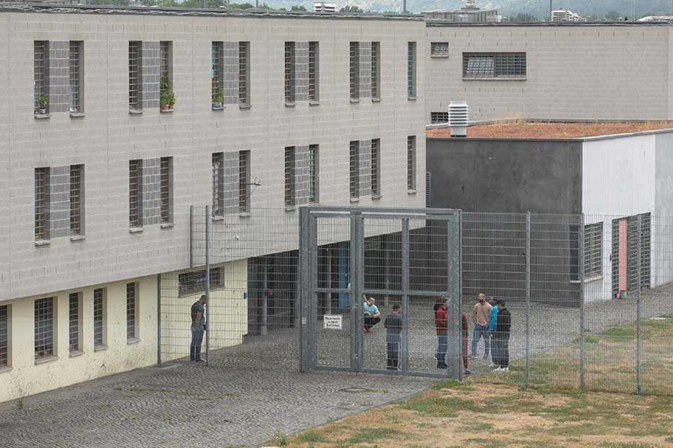 Das Dresdner Gefängnis am Hammerweg: Hier hatte John vergangenes Jahr versucht, ein kleines Marihuana-Tütchen an den Mann zu bringen.