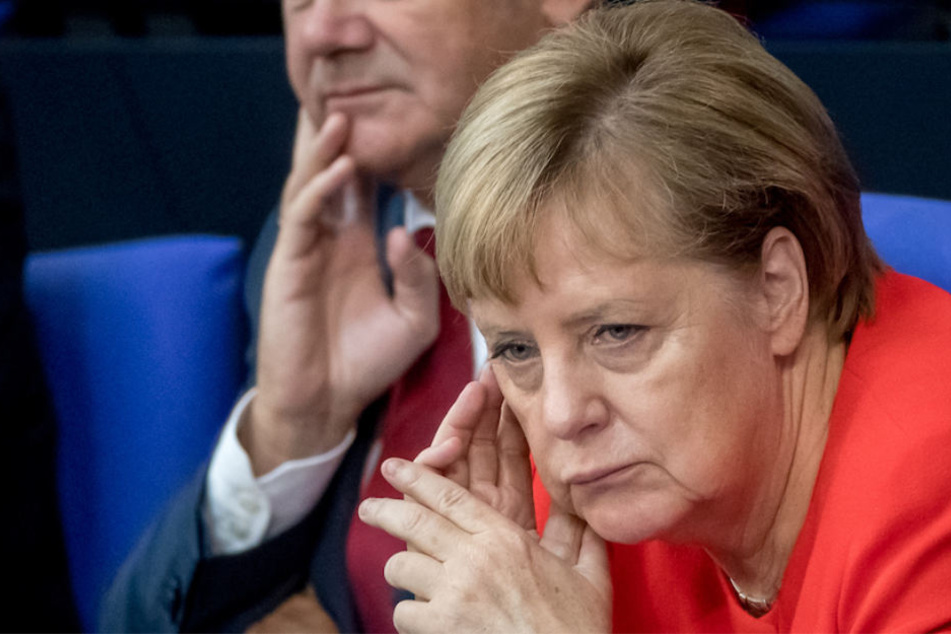 Kanzlerin Angela Merkel (64, CDU) mit Vize-Kanzler Olaf Scholz (60, SPD) im Plenarsaal des Bundestags.