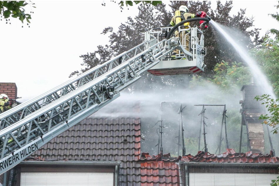 Feuerwehrleute wollen Dachstuhlbrand löschen und werden verletzt!