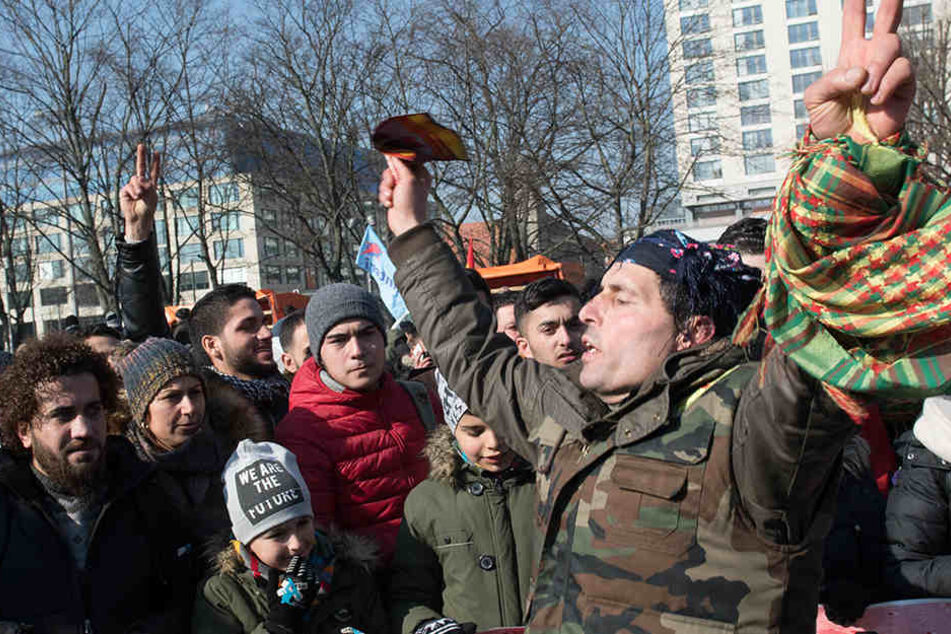 Zu Beginn der Protestaktion trafen sich die Demonstranten am Neptunbrunnen.