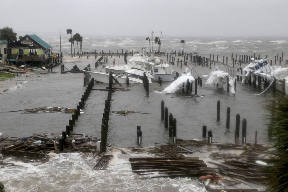 Beschädigte Boote und Trümmer liegen im Yachthafen von Port St. Joe