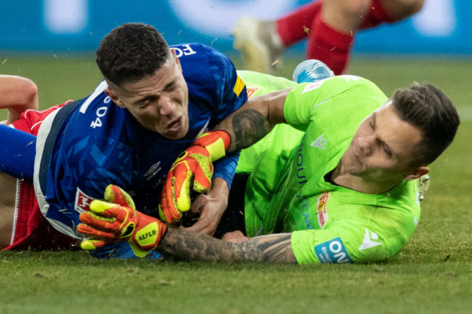 Unions Rafal Gikiewicz (r.) im Zweikampf mit Schalkes Armine Harit (l.). Der Keeper kann am Sonntag wieder spielen.