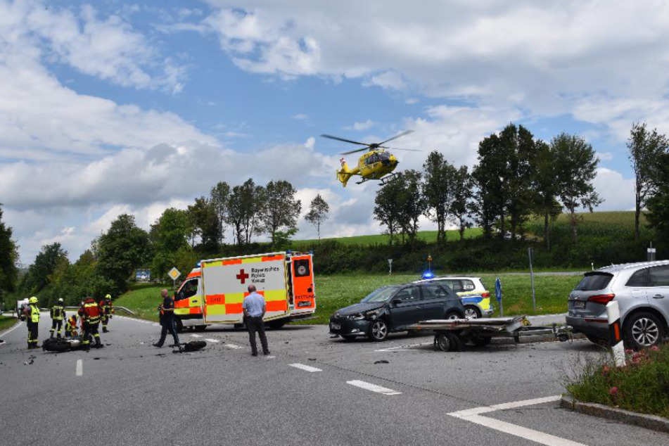 Blick auf die Unfallstelle auf der B85 in Niederbayern.