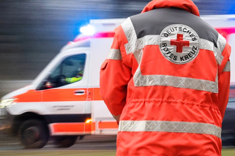 Der Rettungsdienst war schnell vor Ort, doch für einen 33-jährigen Autofahrer kam jede Hilfe zu spät: Der Mann starb bei dem Unfall nahe Marburg. (Symbolbild)