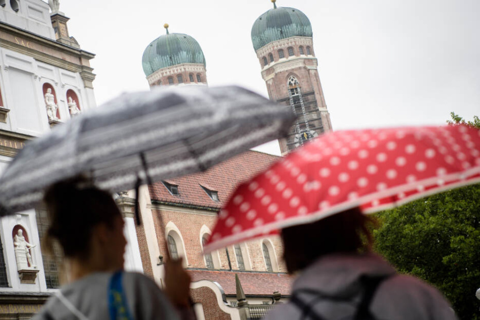 Auch in München dürften am Wochenende aufgrund des Wetters etliche Regenschirme zu sehen sein.