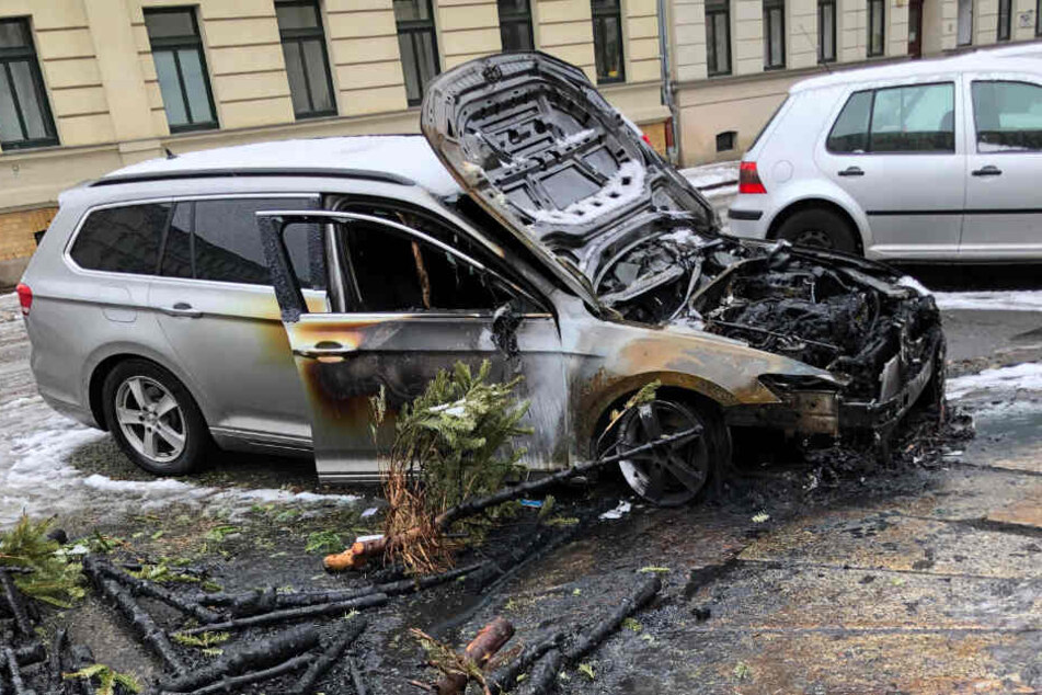 In der Nacht zum Samstag brannte in der Charlottenstraße, Ecke Kippenbergstraße, ein Pkw komplett aus. Drei weitere wurden beschädigt.