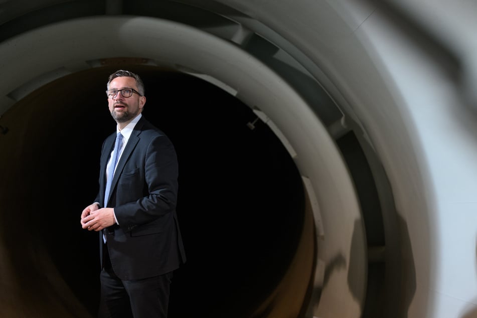 Wirtschaftsminister Martin Dulig (49, SPD) im Windkanal. Rund 160 Luftfahrt-Firmen und Forschungseinrichtungen (insgesamt mehr als 7000 Beschäftigte) erwirtschaften in Sachsen pro Jahr etwa 1,4 Milliarden Euro Umsatz.
