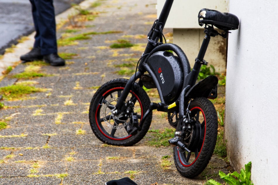 Das Foto zeigt das Fahrrad, mit dem der Zwölfjährige unterwegs war. Der Junge wurde vom Rettungsdienst in eine Klinik gebracht.