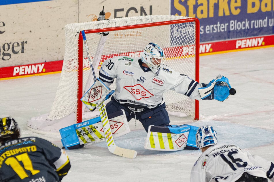 Danny aus den Birken (40) am 27. September 2024 für die Dresdner Eislöwen im Tor beim Auswärtsspiel in Krefeld. Am Dienstag hielt er mit derselben Maske für die Pinguine.
