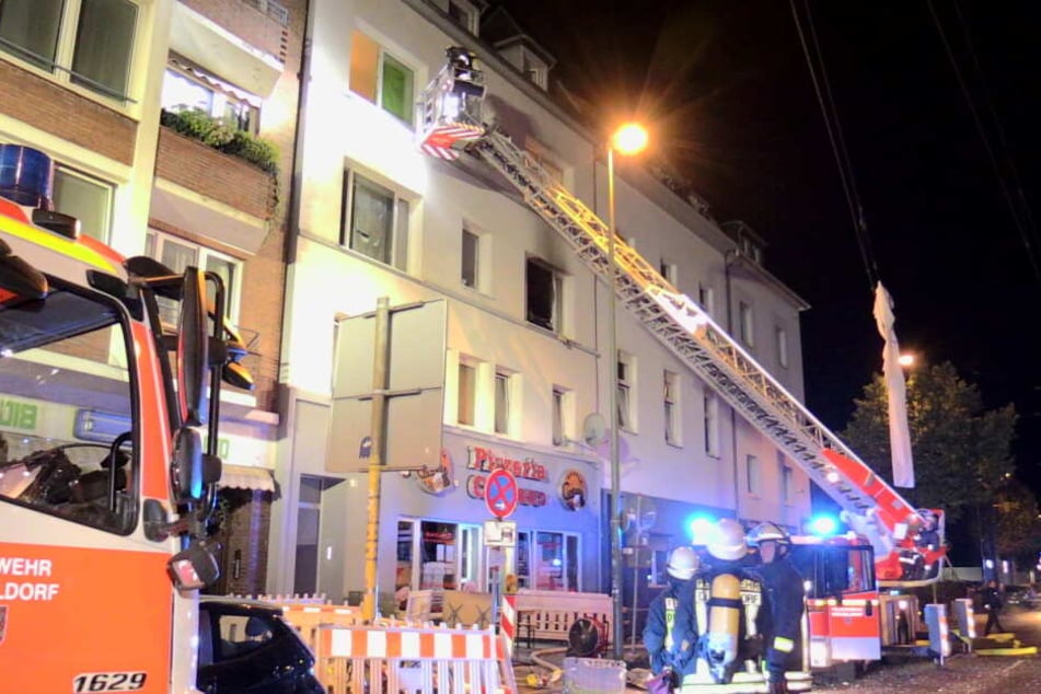 Am frühen Mittwochmorgen gab es eine Explosion im zweiten Obergeschoss dieses Wohnhauses in Düsseldorf.