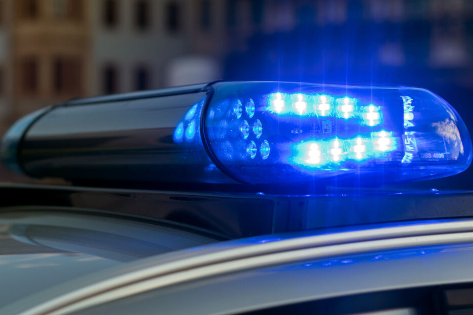 Auf einem Polizeifahrzeug leuchtet das Blaulicht (Symbolbild).
