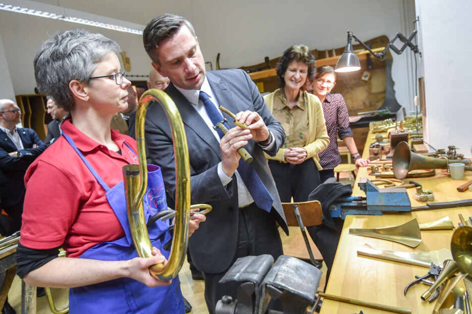Bei ihrer Tour durch Westsachsen machten Martin Dulig (44, SPD) und Eva Maria Stange (61, SPD) am Dienstag n Markneukirchen Station.