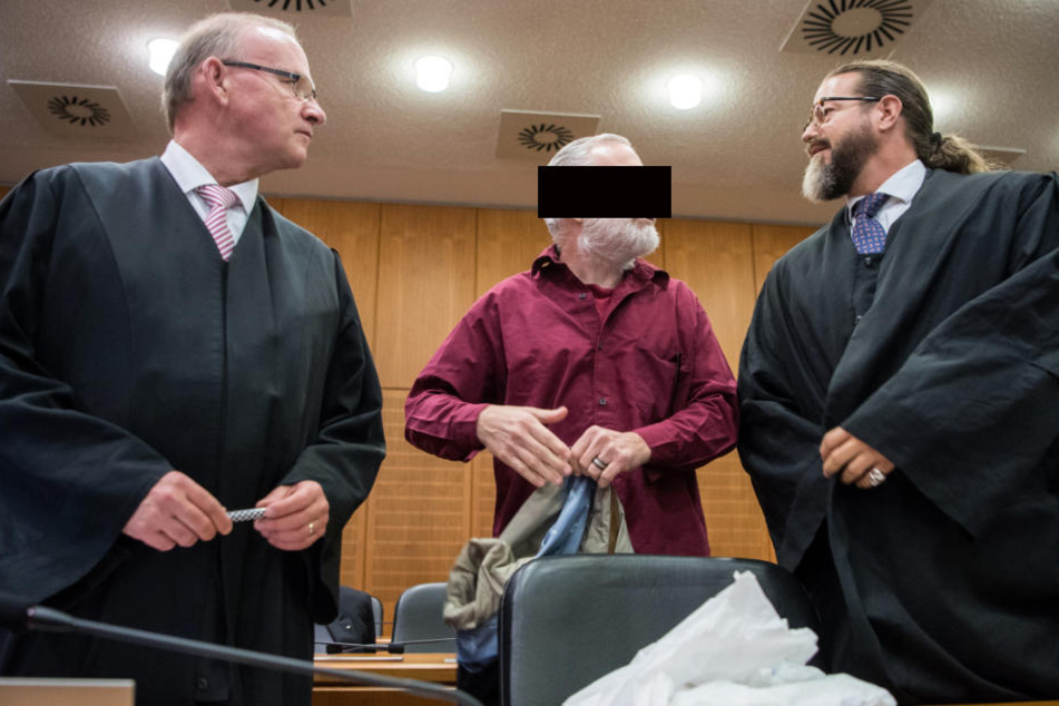 Der Rechtsanwalt Hannes Linke (l-r), der Angeklagte Daniel M. und der Anwalt Robert Kain im Frankfurter Oberlandesgericht.   