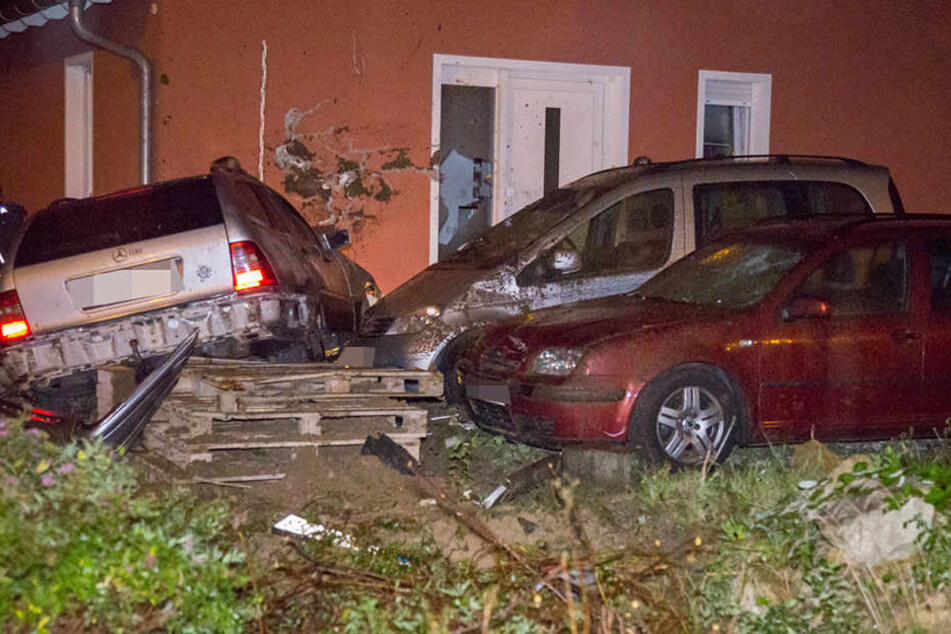 Der Mercedes erwischte zwei auf dem Grundstück stehende Autos und knallte dann in eine Hauswand.