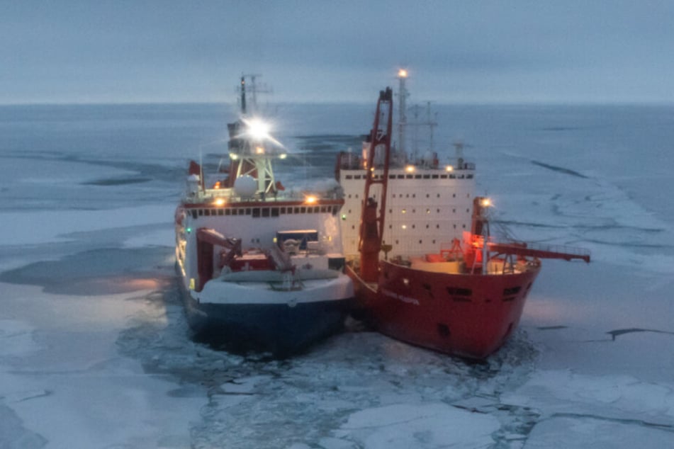Die Polarstern (links) wurde anfangs von einem russischen Eisbrecher begleitet.