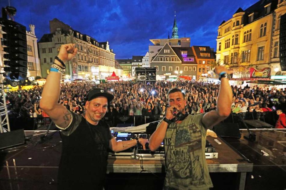 Das DJ-Duo von Stereo Act beschallte schon am Freitagabend den Hauptmarkt. Die Jungs aus dem Erzgebirge hatten dabei genauso viel Spaß wie das Publikum.