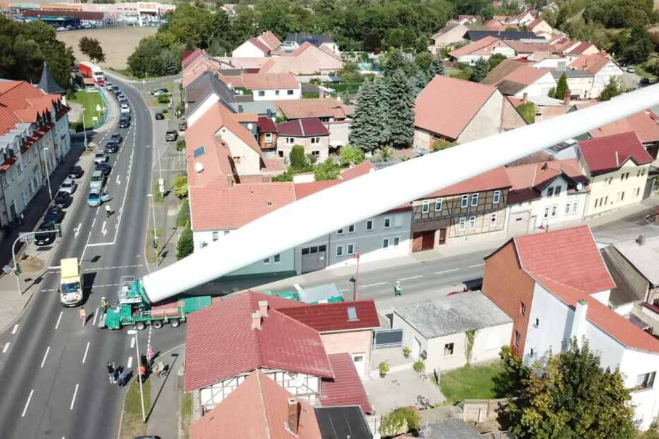 bis zu 15 Metern über den Häusern schwebte die Spitze des Windrades.