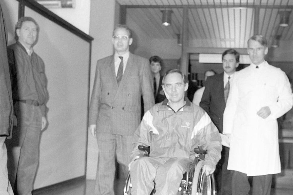 Wolfgang Schäuble wurde 1990 Opfer eines Attentats. Ein psychisch Kranker schoss mit einem Revolver auf den damaligen Bundesinnenminister während einer Wahlkampfveranstaltung. Seitdem sitzt Schäuble im Rollstuhl