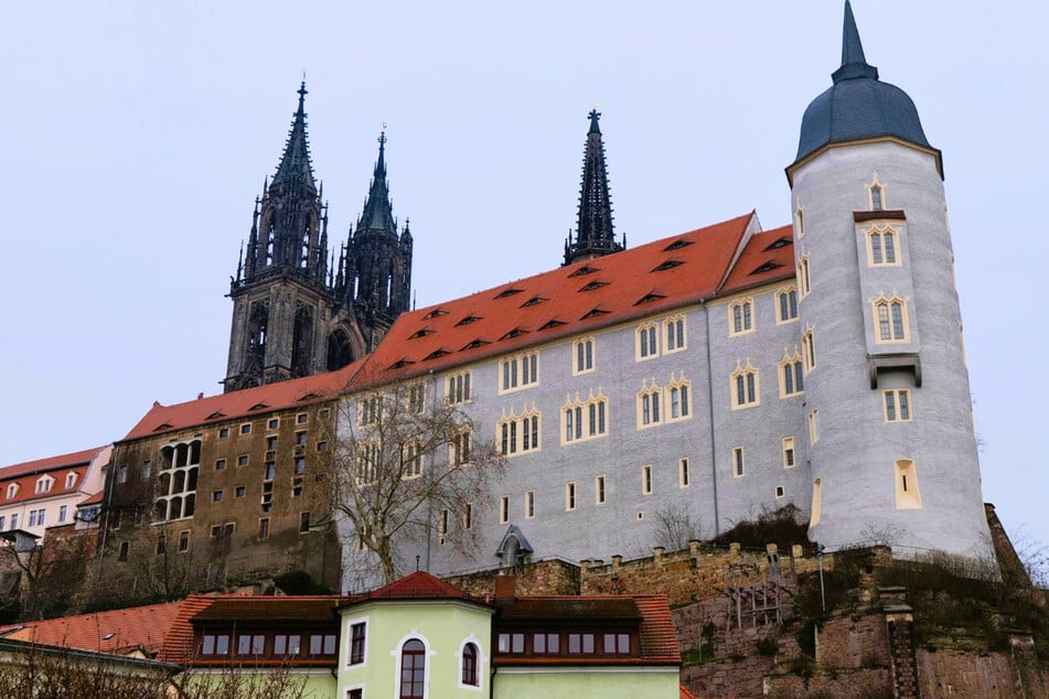 Im Alten Gefängnis in Meißen steht die Einbindung in die Kulisse des Burgbergs im Vordergrund.