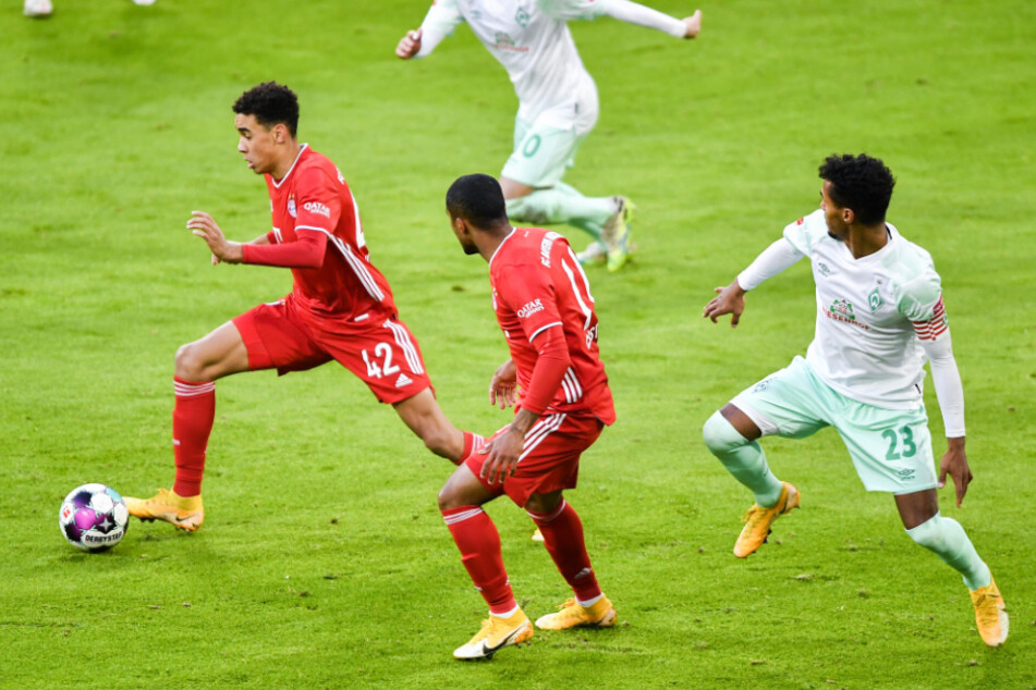 Jamal Musiala (am Ball) stand erstmals in der Startformation der Bayern.