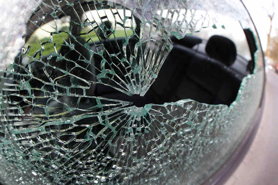 Ein Unbekannter verschaffte sich unerlaubt Zugang zu einem Auto und übergab sich dann ins Fahrzeuginnere (Symbolbild).